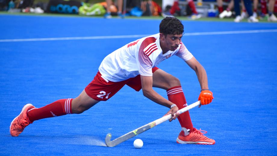 Male hockey players waiting for a corner